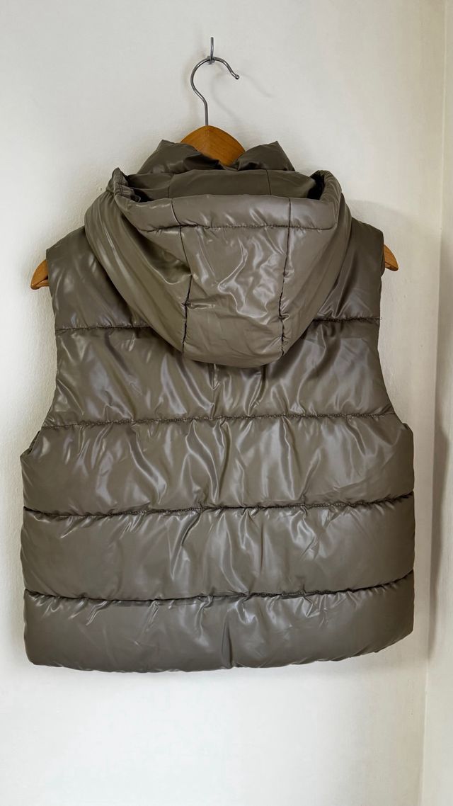 Chaleco acolchado con capucha color caqui