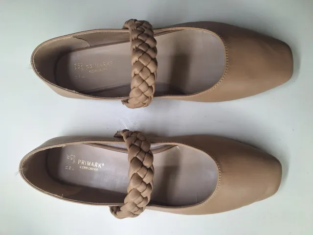 Zapatos planos Primark beige con tira trenzada