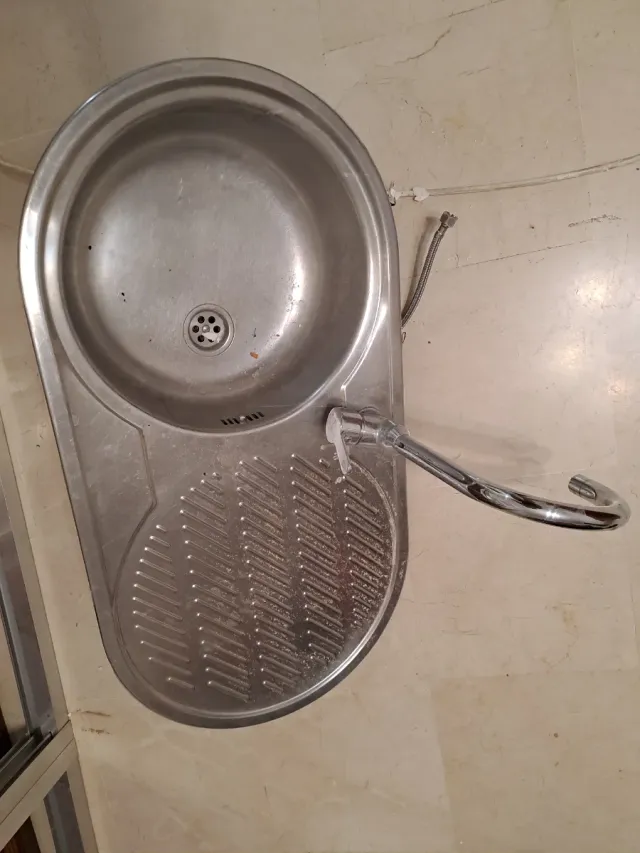 Fregadero de metal con grifo