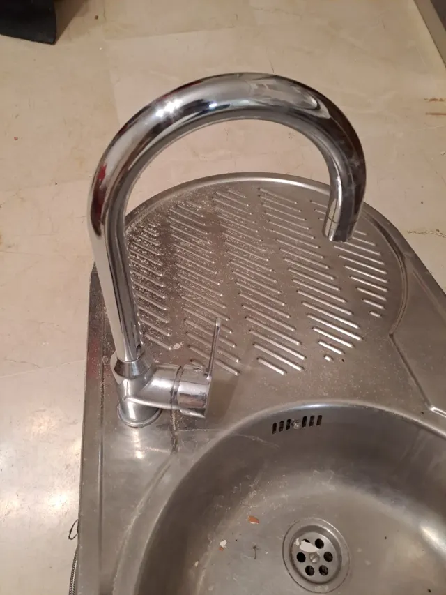 Fregadero de metal con grifo