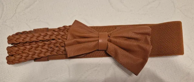 Cinturón elástico ancho marrón con lazo