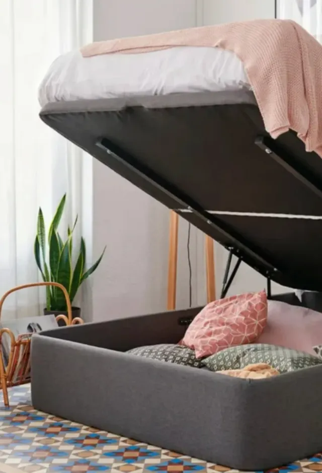 Cama tapizada con colchón