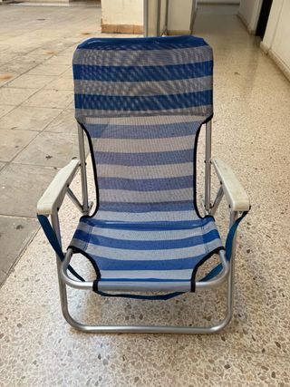 Silla de playa plegable azul y plateada