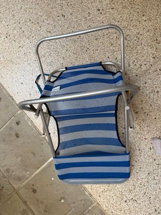 Silla de playa plegable azul y plateada