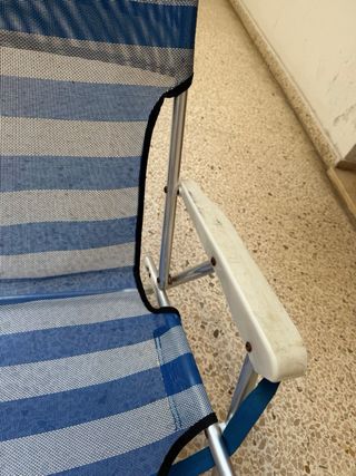 Silla de playa plegable azul y plateada