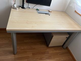 Mesa de escritorio madera y metal