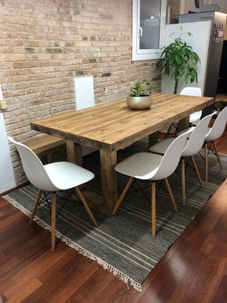 Mesa de madera con banco
