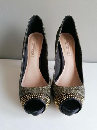 Zapatos de tacón Menbur dorados y negros