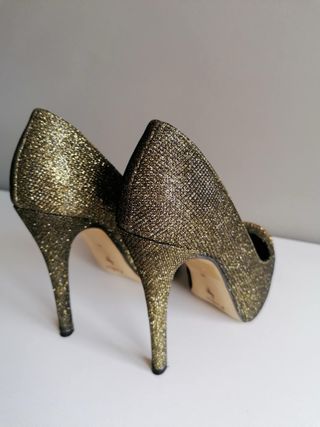 Zapatos de tacón Menbur dorados y negros