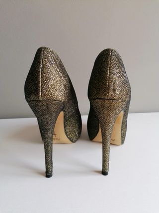 Zapatos de tacón Menbur dorados y negros