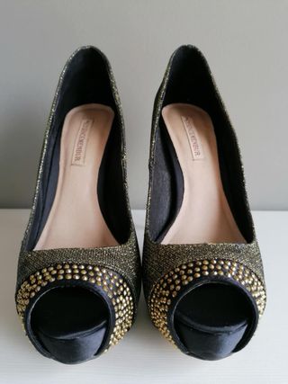 Zapatos de tacón Menbur dorados y negros