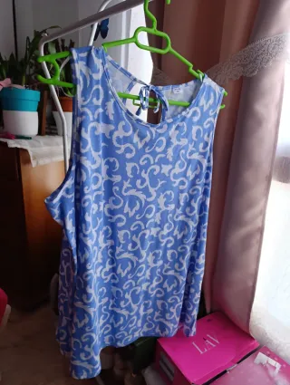 Blusa azul y blanca con estampado