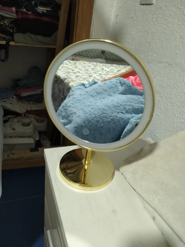 Espejo de mesa dorado con luz LED