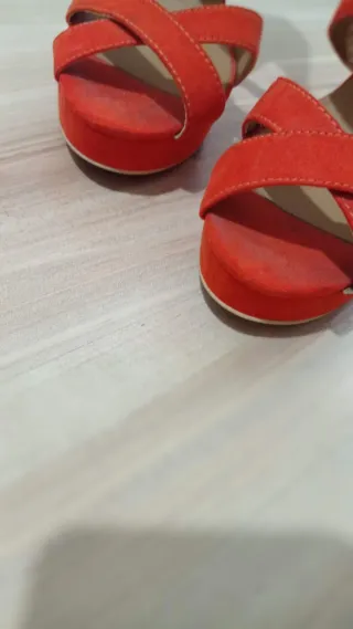 Sandalias naranjas de tacón