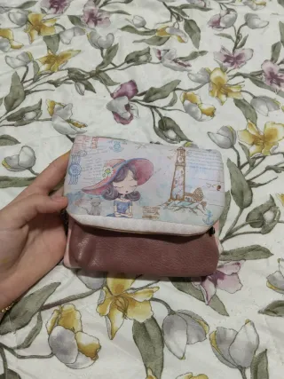 Monedero con dibujo de chica y faro