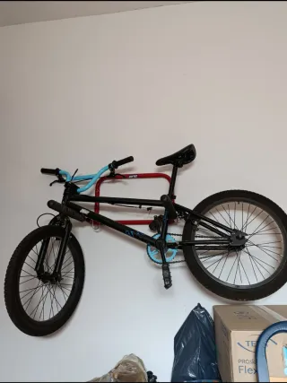 Bicicletta BMX nera e blu