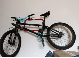 Bicicletta BMX nera e blu