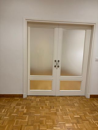 Puerta de madera corredera lacada en blanco