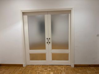 Puerta de madera corredera lacada en blanco