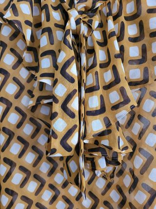 Blusa estampada cuello lazo Zara