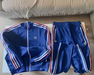 Chándal Adidas Azul con Rayas Rojas y Blancas