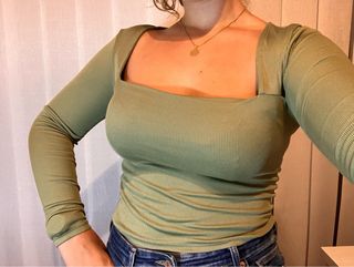 Camiseta verde escote cuadrado manga larga