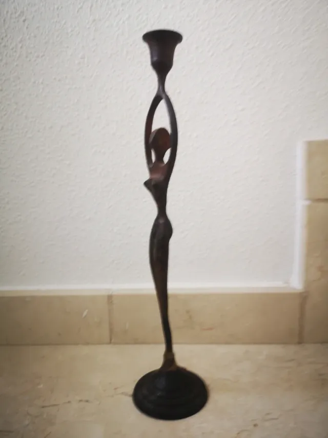 Castiçal de ferro forjado com figura feminina