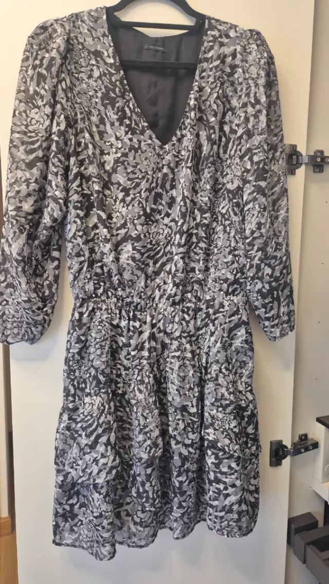 Vestido IKKS estampado gris y negro