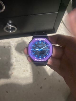 Reloj G-Shock Negro y Morado.