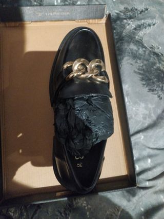 Zapatos negros plataforma con cadena