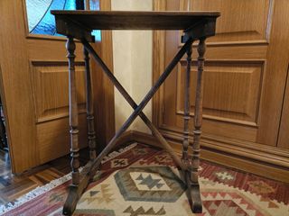 Mesa auxiliar de madera rústica