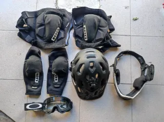 Protecciones MTB: Casco, Rodilleras, Coderas