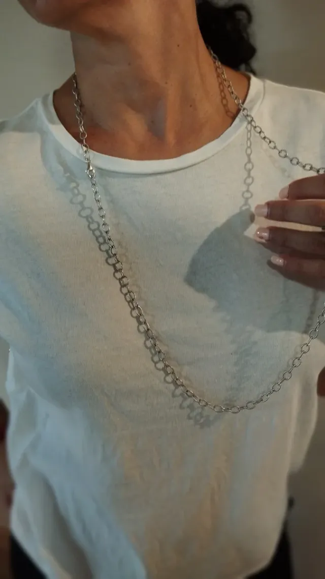 Collar largo de plata rodiada de eslabones labrado