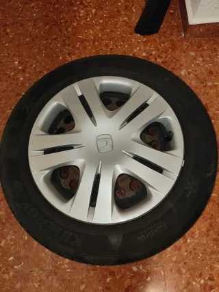 Llantas de hierro con tapacubos y neumáticos
