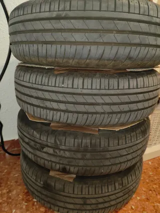 Llantas de hierro con tapacubos y neumáticos