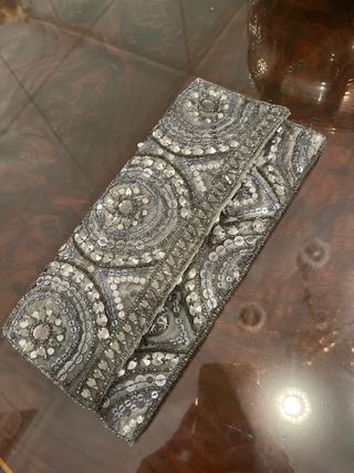 Guantes y cartera de fiesta negros y plateados