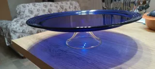 Vassoio blu in vetro con alzatina trasparente