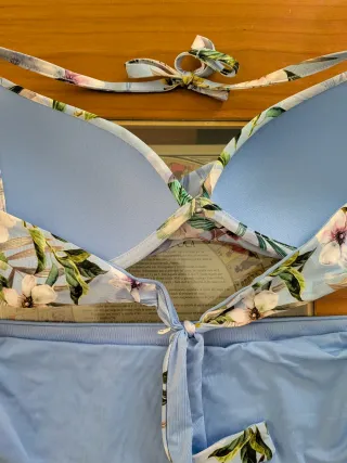 Bikini azul celeste estampado floral