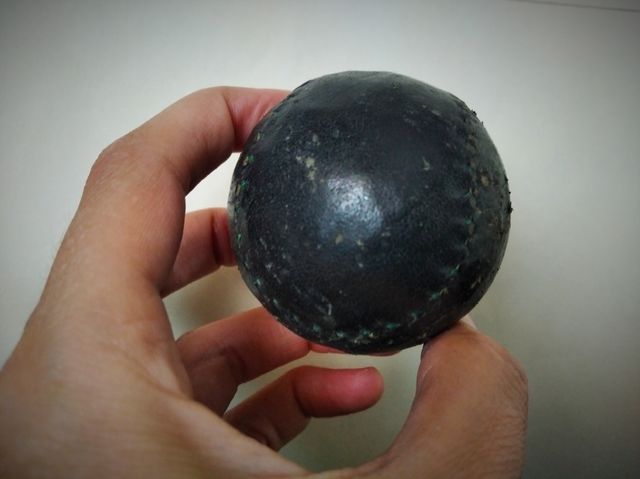 Pelota de pelota mano antigua negra.