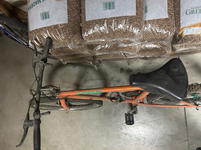 Bicicleta de montaña naranja