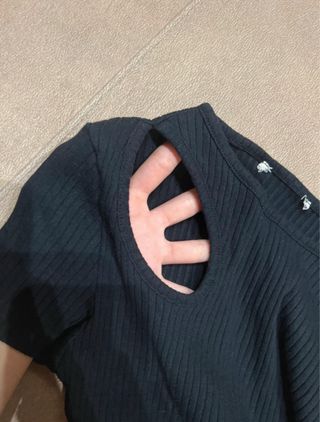 Camiseta negra con corte