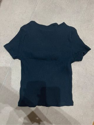 Camiseta negra con corte