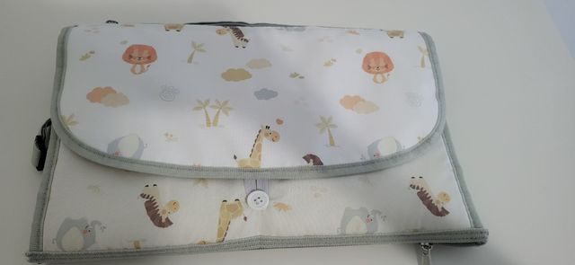 Cambiador de bebé con estampado de animales