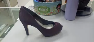 Zapatos de raso morados para fiesta