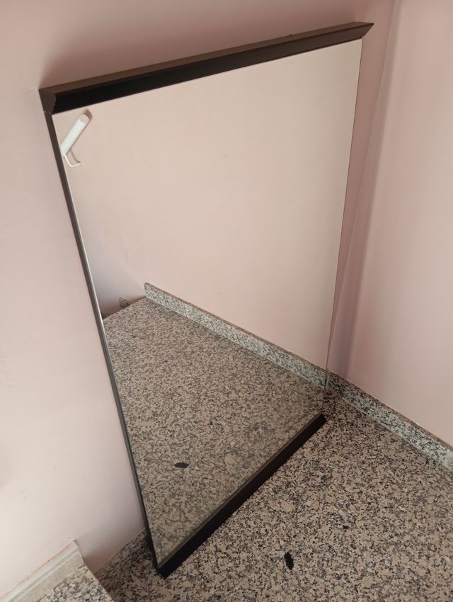 Espejo de baño negro y transparente