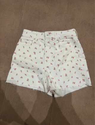 Pantalones cortos blancos con flores rosas