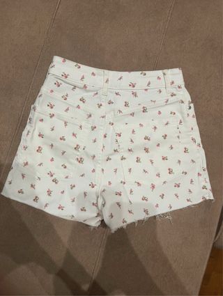 Pantalones cortos blancos con flores rosas