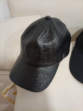 Regalo 2 gorras negras, 1 polipiel con letras