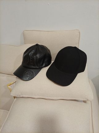 Regalo 2 gorras negras, 1 polipiel con letras