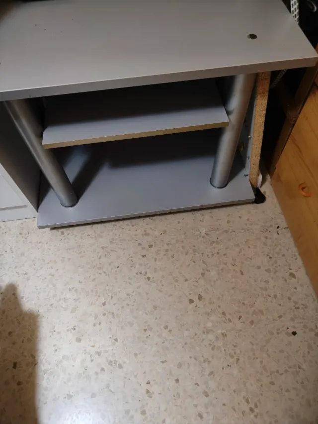 Mesa de TV gris con estantes 75 x 62 
